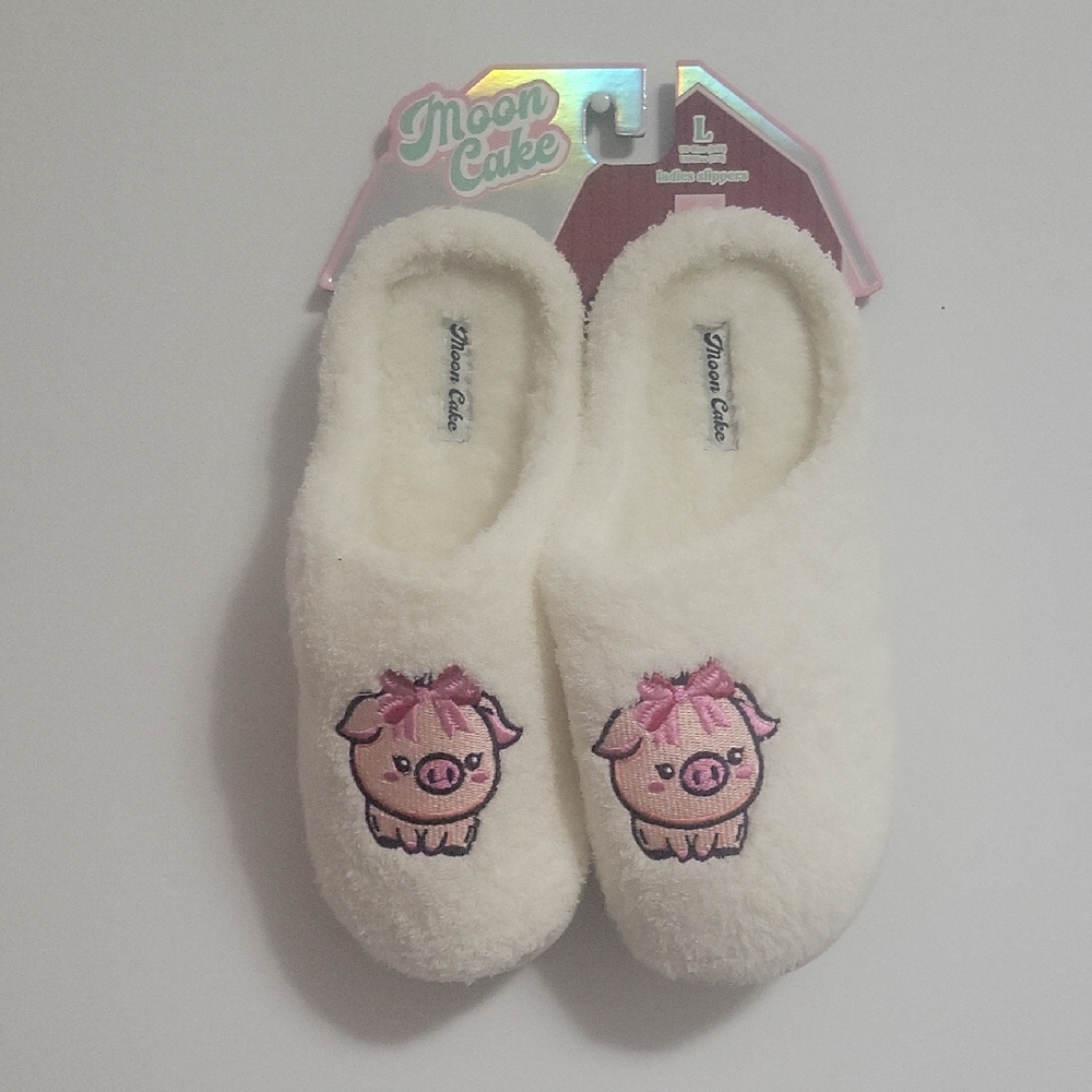 Moon Cake White Slippers with Pink Pig Design